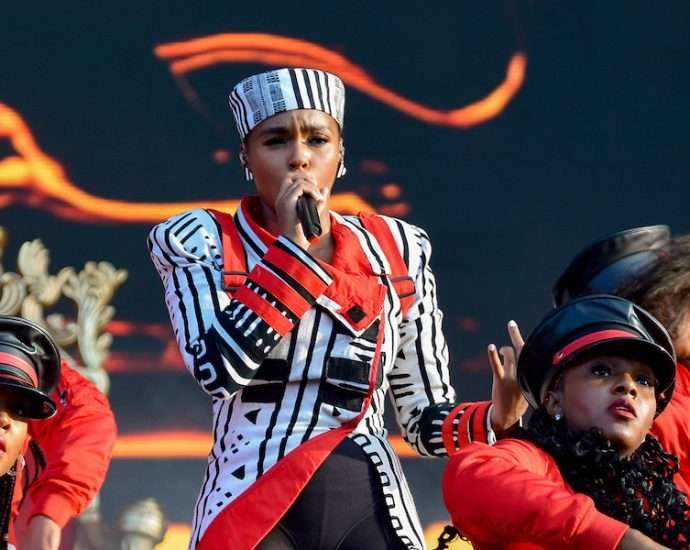 Janelle Monáe Live at Lollapalooza