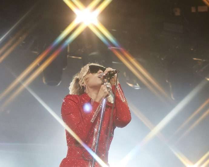 Miley Cyrus Puts The Icing On The Cake To A Great First Day Of Lollapalooza