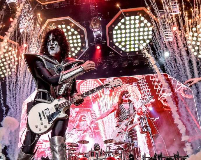 KISS Live at Hollywood Casino Amphitheatre [GALLERY] 6