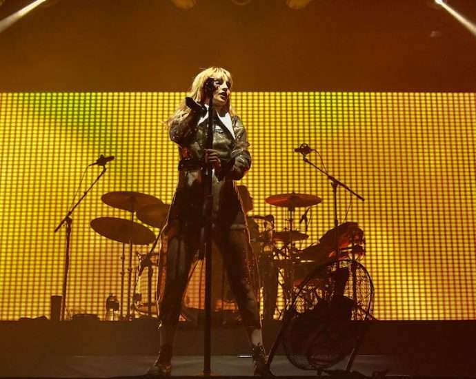 CHVURCHES Live at Aragon Ballroom