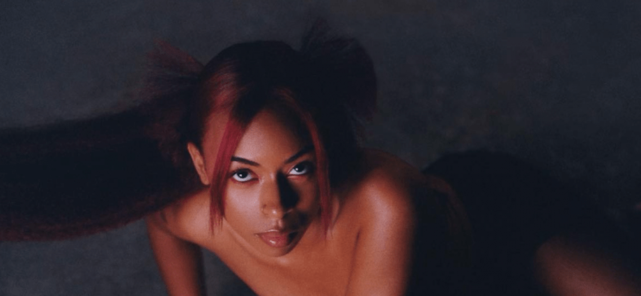 Ravyn Lenae is Hypnotic at The Metro