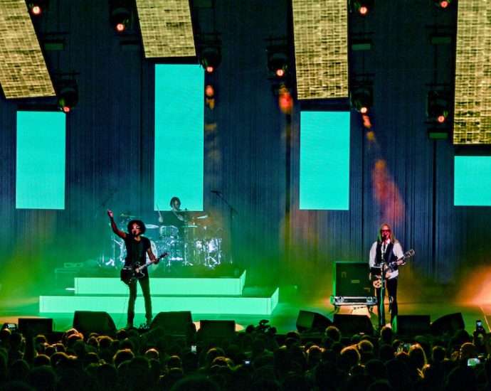 Alice In Chains Live at Hollywood Casino Amphitheatre [GALLERY] 2