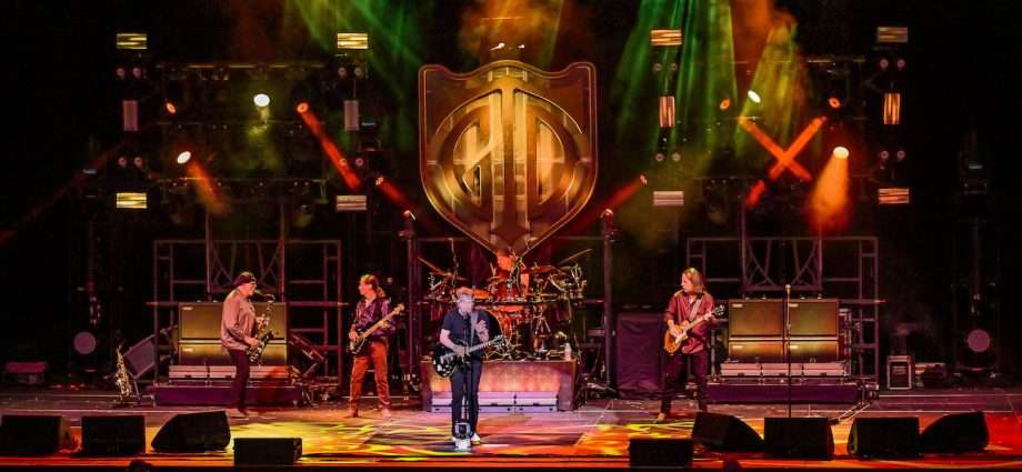 George Thorogood Live at Hollywood Casino Amphitheatre [GALLERY] 1