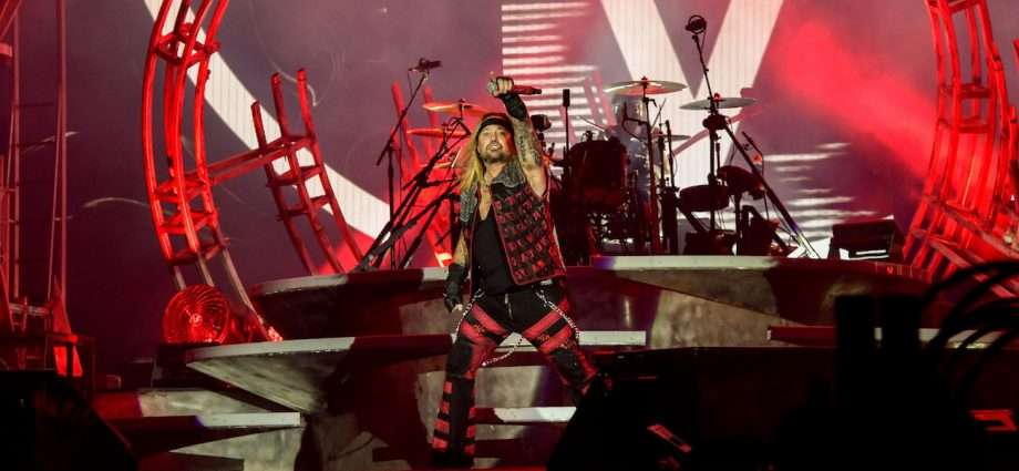 Mötley Crüe Live at Lucas Oil Stadium