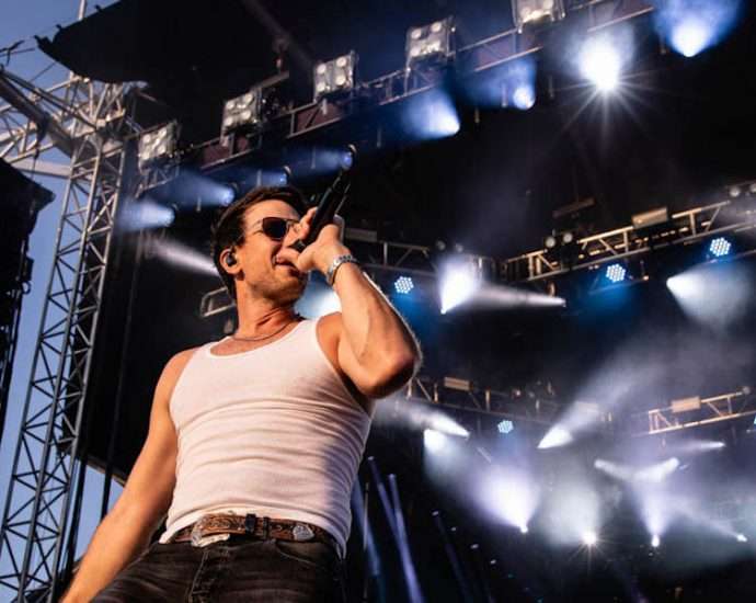 Russell Dickerson Live at Windy City Smokeout