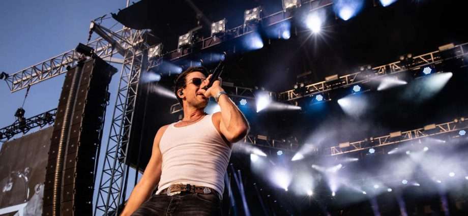 Russell Dickerson Live at Windy City Smokeout