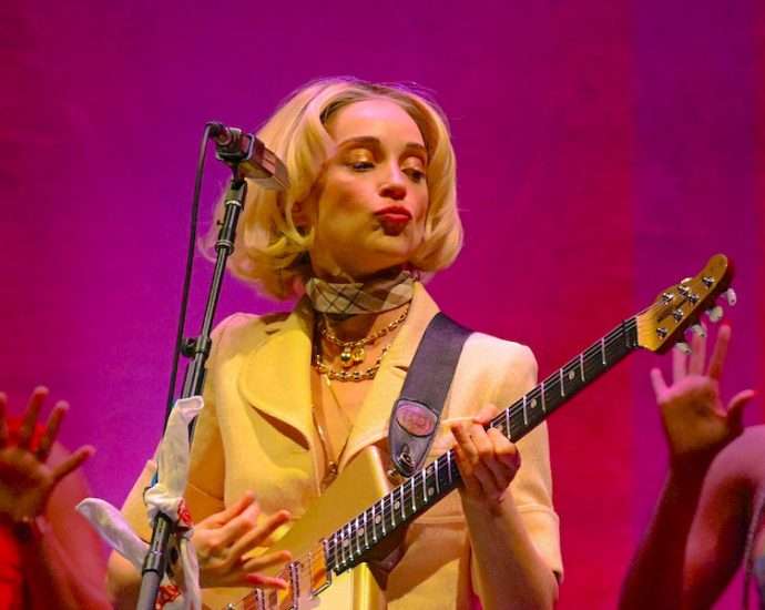 St. Vincent Live at United Center [GALLERY] 1