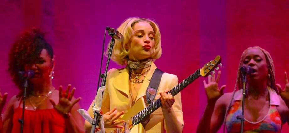St. Vincent Live at United Center [GALLERY] 1