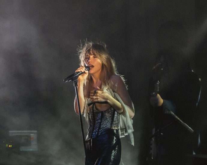 Suki Waterhouse Live at Metro [GALLERY] 2