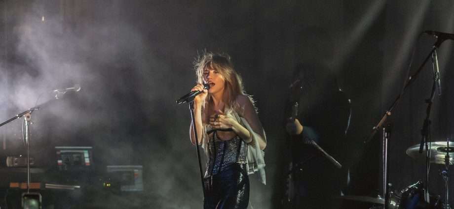 Suki Waterhouse Live at Metro [GALLERY] 1