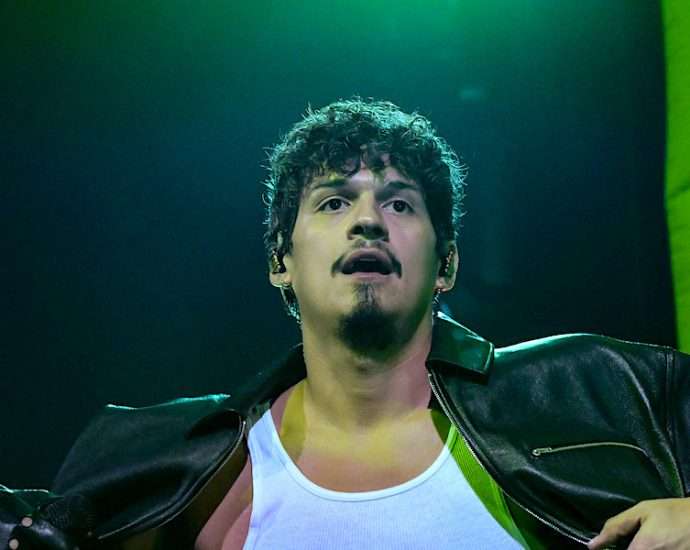 Omar Apollo Live at United Center [GALLERY] 3