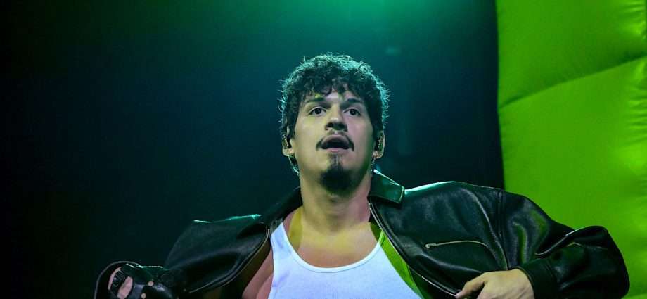 Omar Apollo Live at United Center [GALLERY] 1