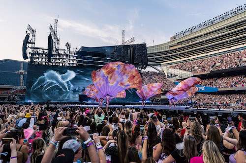 Taylor Swift Brings Incredible Career-Spanning Spectacle To Chicago! 5