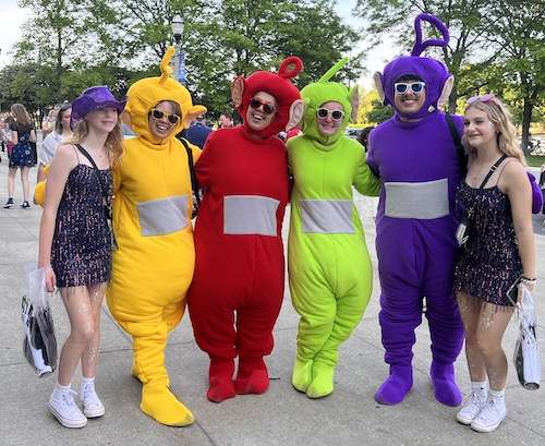 Taylor Swift Brings Incredible Career-Spanning Spectacle To Chicago! 1