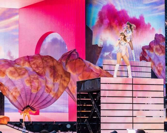 Taylor Swift Brings Incredible Career-Spanning Spectacle To Chicago!