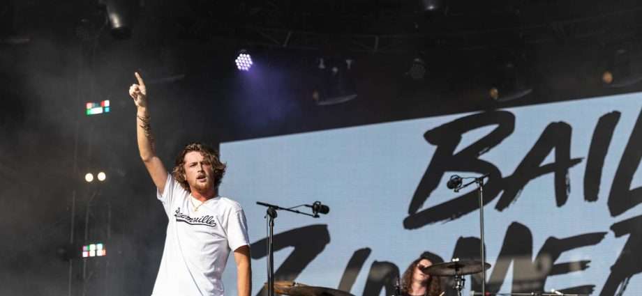 Bailey Zimmerman Live at Windy City Smokeout [GALLERY]