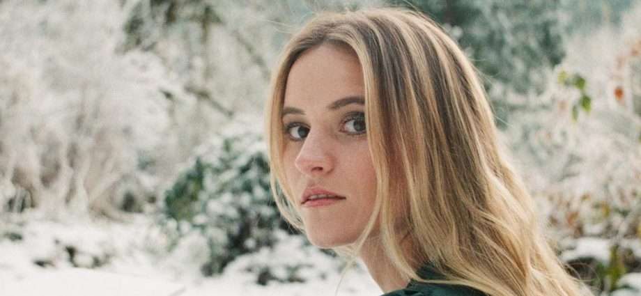 Pop Artist Rosie Darling Emulates Dreamy Catharsis in Comforting New Single “Justify”