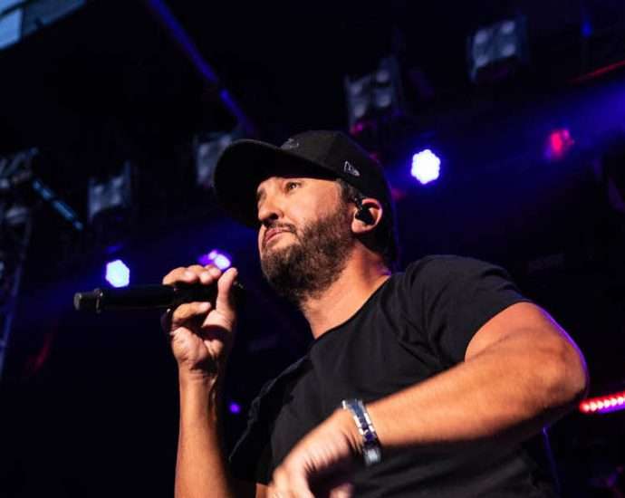 Luke Bryan Live at Windy City Smokeout [GALLERY]