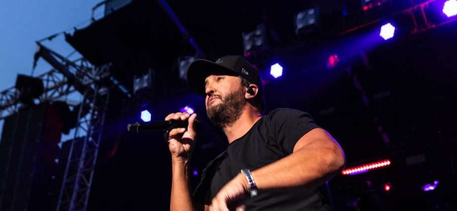 Luke Bryan Live at Windy City Smokeout [GALLERY]