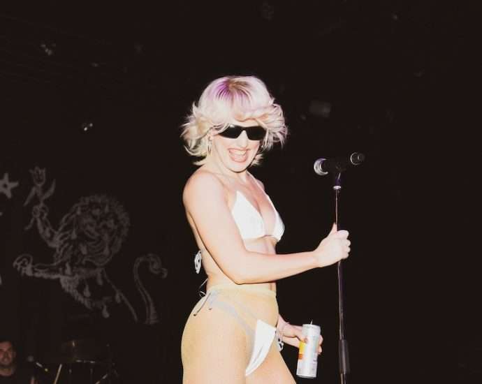 Amyl and the Sniffers: Igniting Chicago with Electrifying Punk Performance! 1