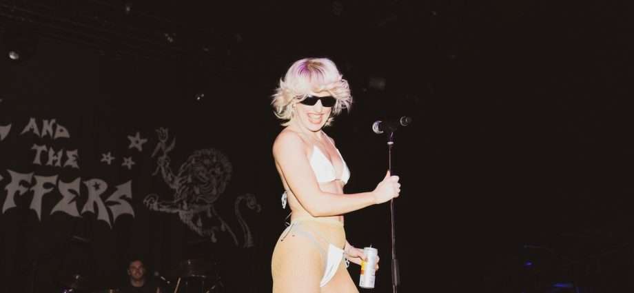 Amyl and the Sniffers: Igniting Chicago with Electrifying Punk Performance! 1