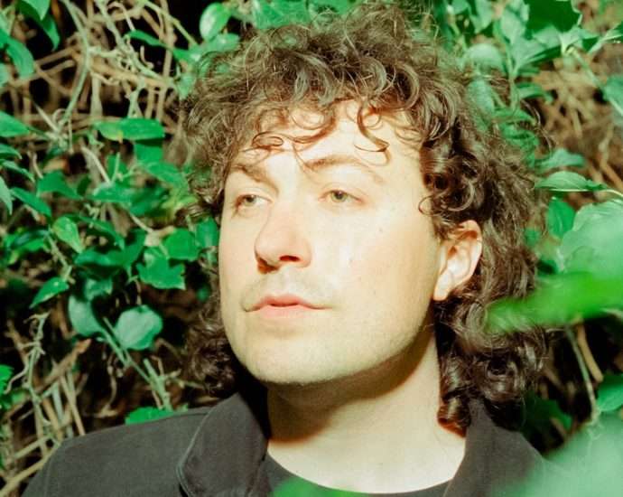 Discover No Lonesome’s Powerful Track “Falls Apart” – Song of the Day