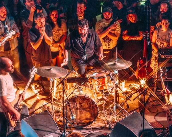 Pile Captivate Chicago Fans with Stunning In-the-Round Show at Thalia Hall [Gallery]