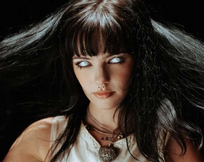 Chicago’s Delaney Bailey Inspires with ‘Wake Up’ and Prepares for Breakthrough Midwest Tour