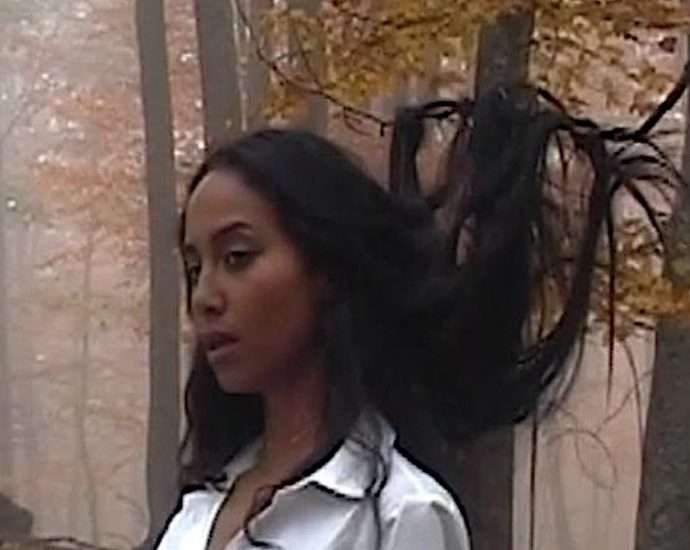 Spanish and African-American artist Gabriela Richardson has announced her debut album ISOLA, arriving February 20. Alongside the announcement, she releases “Mononoke,” an intimate new single and music video that introduces the emotional core of the forthcoming record. Written after a formative trip to Mallorca and sung in Spanish, the track explores self-acceptance, duality, and the tension between light and shadow, drawing inspiration from Arthur Verocai and the anime classic Princess Mononoke. “Mononoke” also marks Richardson’s first time producing her own music, serving as a defining statement of artistic arrival.