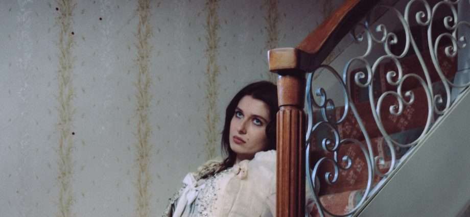 Baby Queen Unleashes Bold and Brilliant New Single “I Hope You Don’t Remember Me”