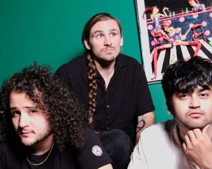 King Falcon Release Uplifting New Single “Holding Out,” Announce 2026 North American Tour with Des Rocs