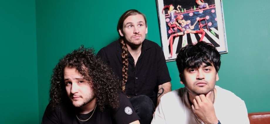 King Falcon Release Uplifting New Single “Holding Out,” Announce 2026 North American Tour with Des Rocs