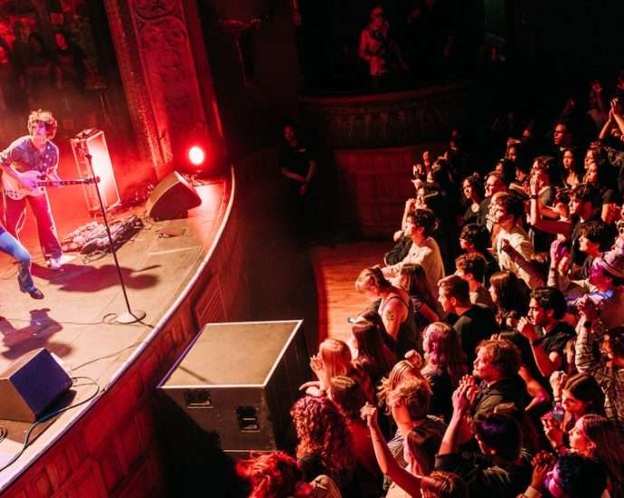 Porch Light Glow Over an Eager Chicago - Live Photo Gallery 1