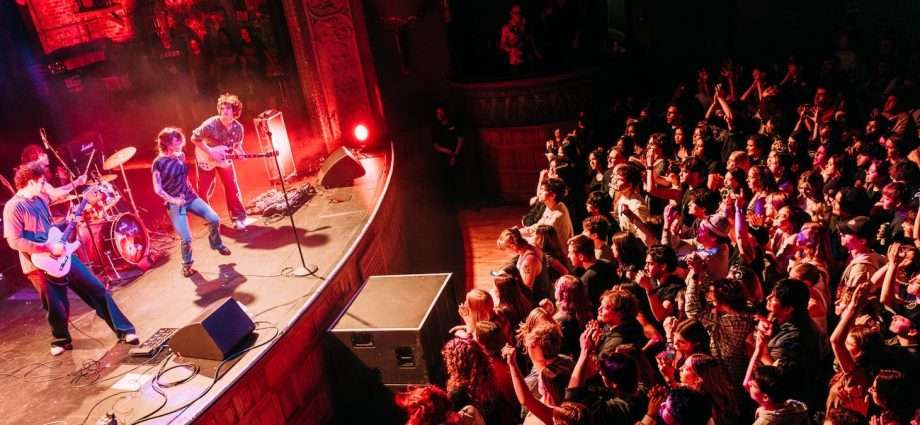 Porch Light Glow Over an Eager Chicago - Live Photo Gallery 1