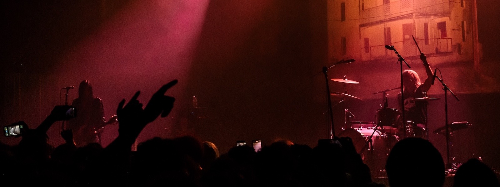 The Garden Opened a Portal to the Nineties at Chicago’s Riviera Theatre