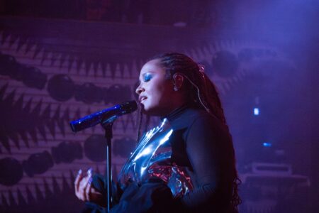 Photo © 2026 by: <a href="https://www.instagram.com/caracolbajosol/" target="_blank" rel="noopener">Cara Col</a> Alex Isley Delivers An Unforgettable, Sold-Out Show At House Of Blues 6