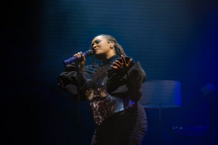 Photo © 2026 by: <a href="https://www.instagram.com/caracolbajosol/" target="_blank" rel="noopener">Cara Col</a> Alex Isley Delivers An Unforgettable, Sold-Out Show At House Of Blues 10