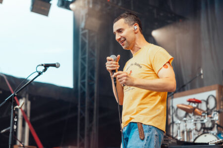 Photo © 2026 by: <a href="https://wdavisphoto.com/" target="_blank" rel="noopener">Wendy Davis</a> Bleachers Delivers an Unforgettable Sold-Out Opening Night at Chicago’s Salt Shed 17