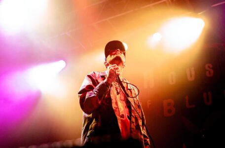 Photo © 2026 by: Felix Jen Fur Coats and Headbanging: Stone Tribute Pilots and Down Rodeo Ignite Chicago's House of Blues 26