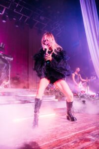 20 Incredible Photos of Suki Waterhouse's Lollapalooza Aftershow 13