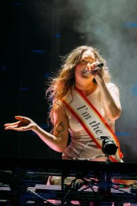 Tove Lo Brings Her Unapologetic Energy to Chicago’s Salt Shed 10