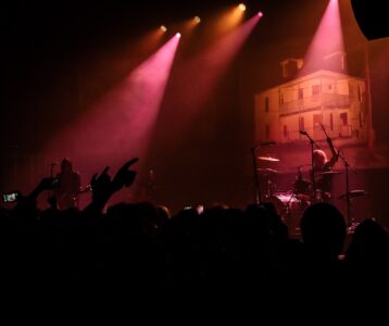 The Garden Opened a Portal to the Nineties at Chicago’s Riviera Theatre 4